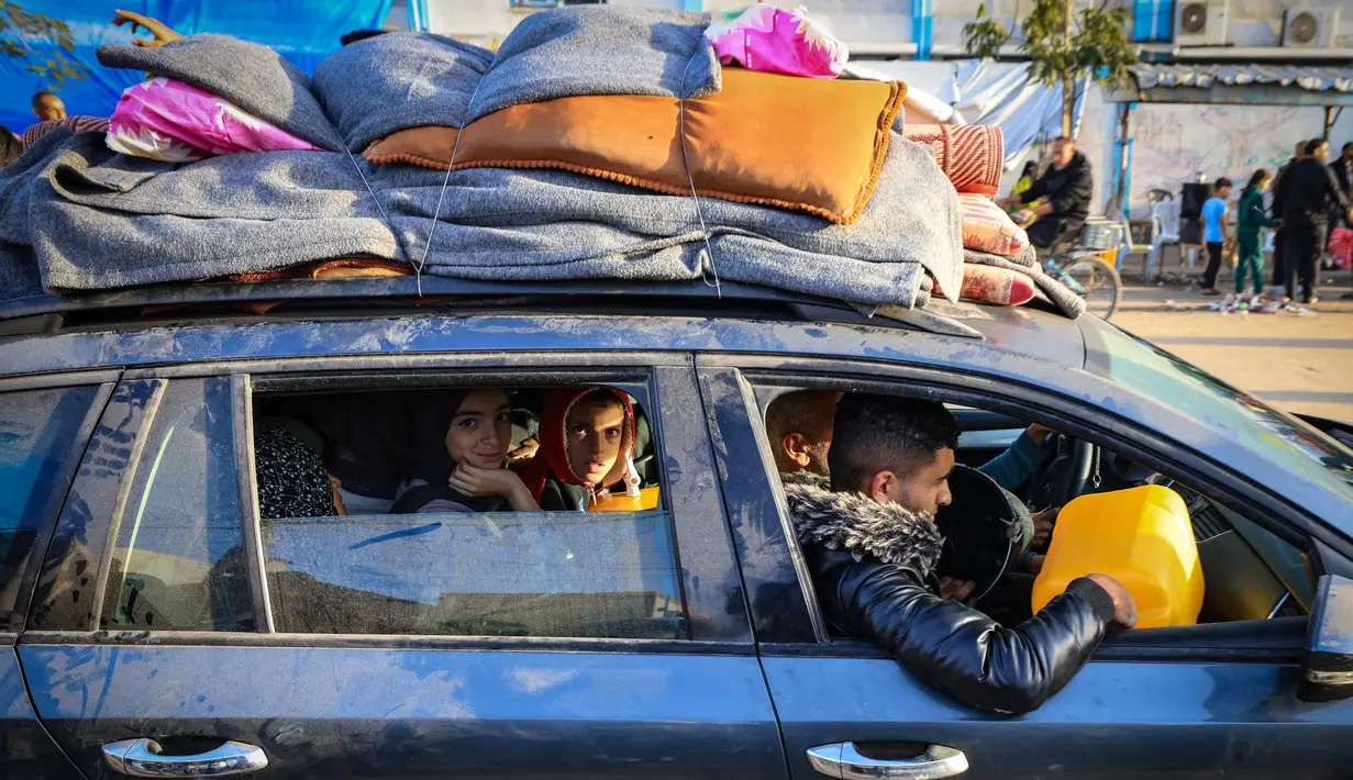Warga Palestina yang mengungsi di tempat penampungan sementara kembali ke rumah mereka di Khan Yunis Timur di Jalur Gaza Selatan pada 24 November 2023. (Mahmud HAMS/AFP)