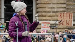 Aktivis iklim asal Swedia, Greta Thunberg berorasi saat berunjuk rasa di Hamburg, Jerman, Jumat (1/3). Thunberg menyerukan para pelajar untuk turun ke jalan menuntut tindakan konkret para politisi dalam menanggulangi perubahan iklim. (Axel Heimken/AFP)