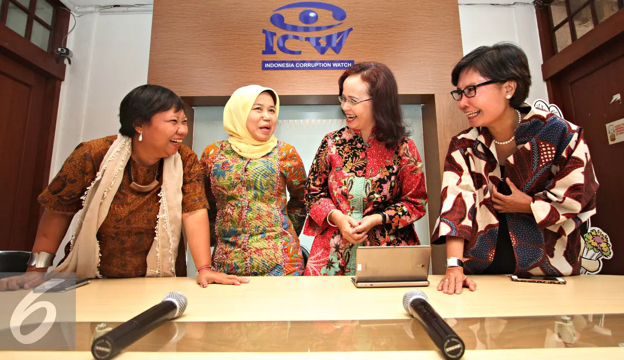 Betty Alisjahbana (kedua kanan) didampingi Anis Hidayah, Lelyana Santosa, Tri Mumpuni berbincang usai mengelar jumpa pers pernyataan sikap kriminalisasi terhadap Bambang Widjojanto di ICW, Jakarta, Senin (12/10/2015). (Liputan6.com/Immanuel Antonius)