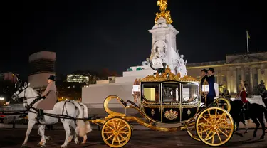 Kereta Kencana Diamond Jubilee State saat meninggalkan Istana Buckingham usai melakukan gladi resik Penobatan Raja Charles III yang akan berlangsung di Westminster Abbey, London, Rabu dini hari, 3 Mei 2023. (AP Photo/Andreea Alexandru)