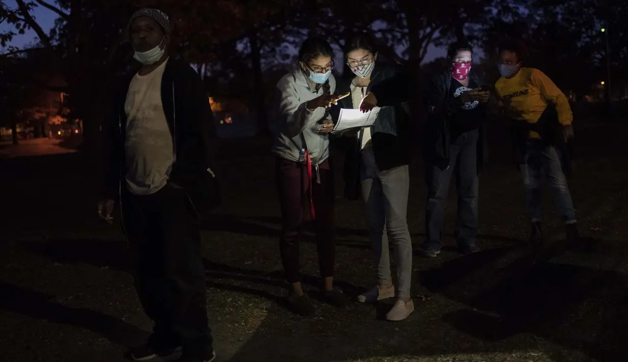 Para pemilih antre di TPS pada Hari Pemilihan di Kenosha, Wisconsin, Amerika Serikat, Selasa (3/11/2020). (AP Photo/Wong Maye-E)