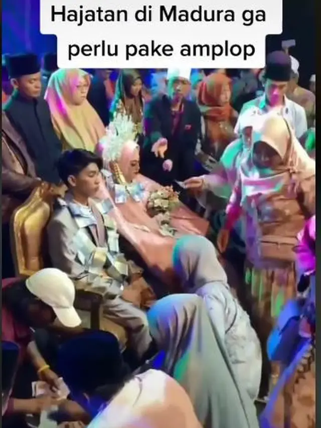Pasangan Pengantin di Madura Disawer. TikTok/@opung_sg