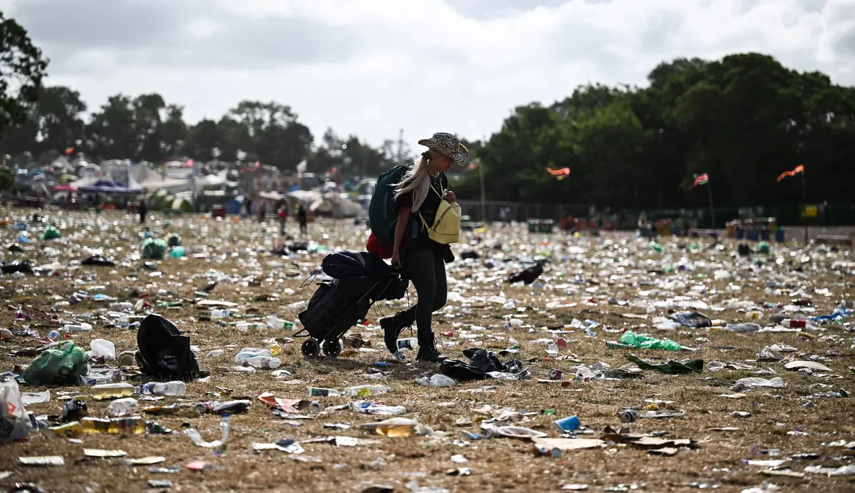 Penyelenggaraan Glastonbury yang merupakan festival musik terbesar di dunia itu menyisakan sampah yang berserakan di seluruh arena. (AFP/Oli Scarff)