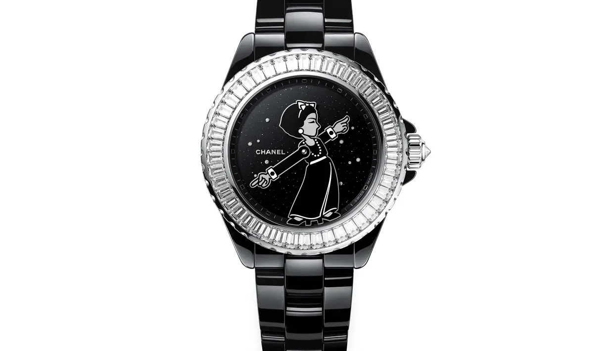 Ada MADEMOISELLE J12 COSMIC dengan siluet Gabrielle Chanel dalam gaun hitam putih. Jam dengan dial berlian ini bersinar seperti bintang di langit malam.