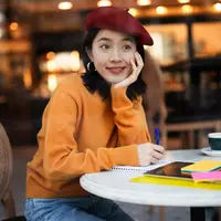 ilustrasi perempuan tersenyum/Pepper cinema/Shutterstock