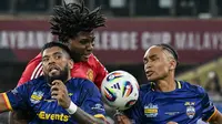 Pemain Manchester United, Patrick Dorgu berdel dengan dua pemain ASEAN All Stars, Kealey Adamson (kanan) dan Mo Kan dalam laga eksebisi di Stadion Bukit Jalil, Kuala Lumpur, Malaysia, Rabu (28/5/2025). (AFP/Mohd Rasfan).