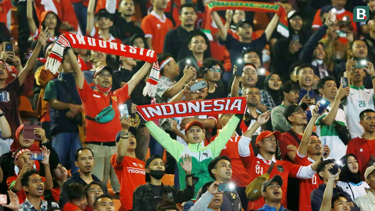 Foto: Berbanding Terbalik dengan GBLA, Stadion Pakansari Justru Menggema dan Padat Suporter Timnas Indonesia