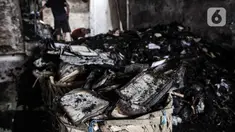 Pekerja membersihkan puing-puing buku yang terbakar di Toko Buku Setia Kawan, Senen, Jakarta, Rabu (14/10/2020). Pembakaran bekas gedung bioskop di kawasan Senen pada Kamis (8/10) oleh massa yang menolak UU Cipta Kerja juga berdampak pada ruko dan kios buku di sekitarnya. (merdeka.com/Iqbal Nugroho)
