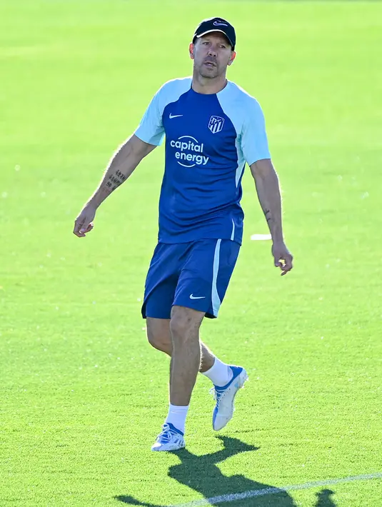 Pelatih Atletico Madrid Diego Simeone memperhatikan anak asuhnya saat sesi latihan di Madrid, Spanyol, Selasa (6/9/2022). Atletico Madrid akan menghadapi FC Porto pada pertandingan sepak bola leg pertama grup B Liga Champions UEFA. (PIERRE-PHILIPPE MARCOU/AFP)