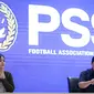 Ketua Umum PSSI, Erick Thohir (kanan) memberikan keterangan di samping Wakil Ketua Umum PSSI, Ratu Tisha pada konferensi pers Keputusan Bersama Sarasehan Sepak Bola Indonesia yang berlangsung di GBK Arena, Jakarta, Minggu (05/03/2023). (Bola.com/Bagaskara Lazuardi)