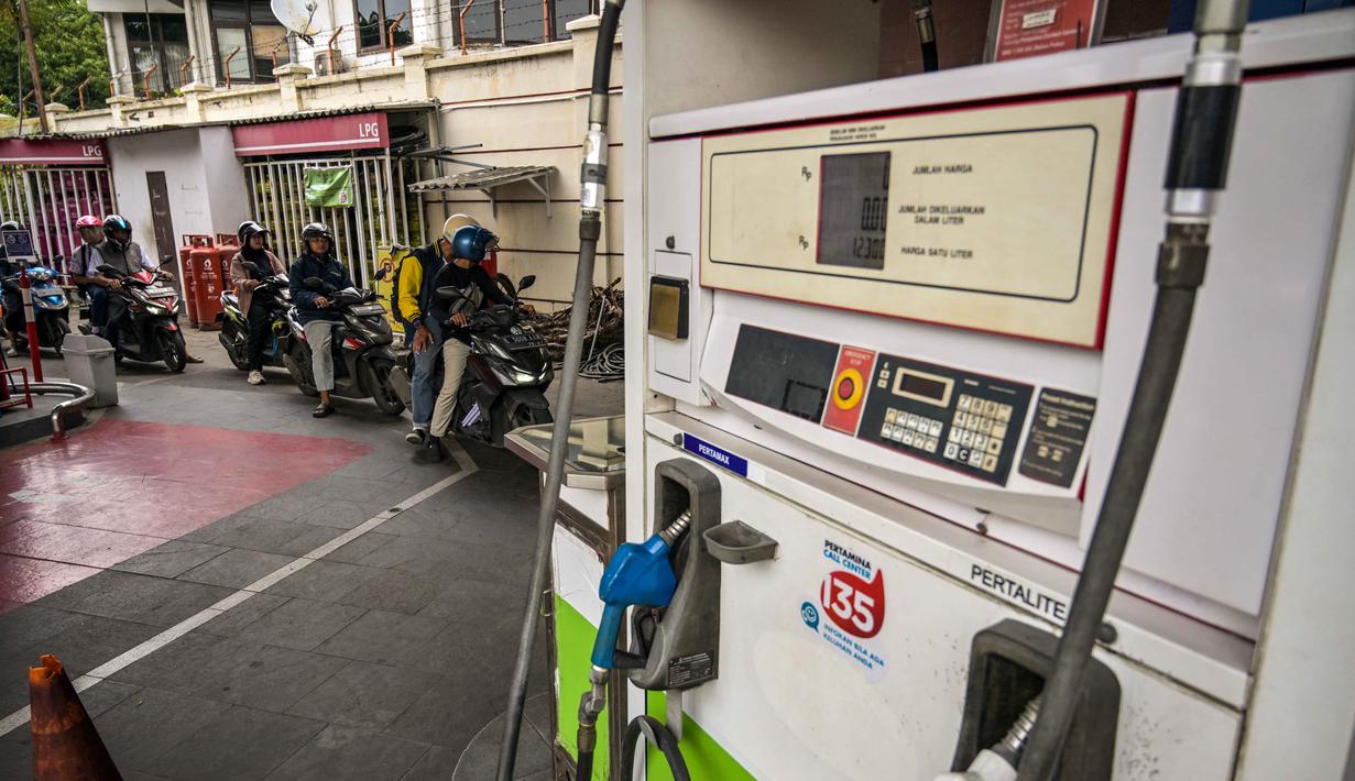 Lonjakan harga minyak terjadi setelah Amerika Serikat dan Israel melancarkan serangan udara ke Iran pada 28 Februari 2026. Tampak dalam foto, para pengendara mengantre di sebuah Stasiun Pengisian Bahan Bakar Umum (SPBU) di Surabaya, Jawa Timur, pada Senin 9 Maret 2026. (JUNI KRISWANTO/AFP)