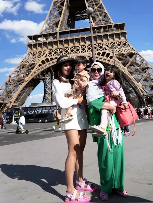 <p>Potret bahagia begitu terpancar dari Syahnaz Sadiqah. Tidak hanya bersama anak dan suami, tapi juga terlihat Mama Amy, ibunda Raffi Ahmad dan Syahnaz. (FOTO: instagram.com/amy_r_qanita/)</p>