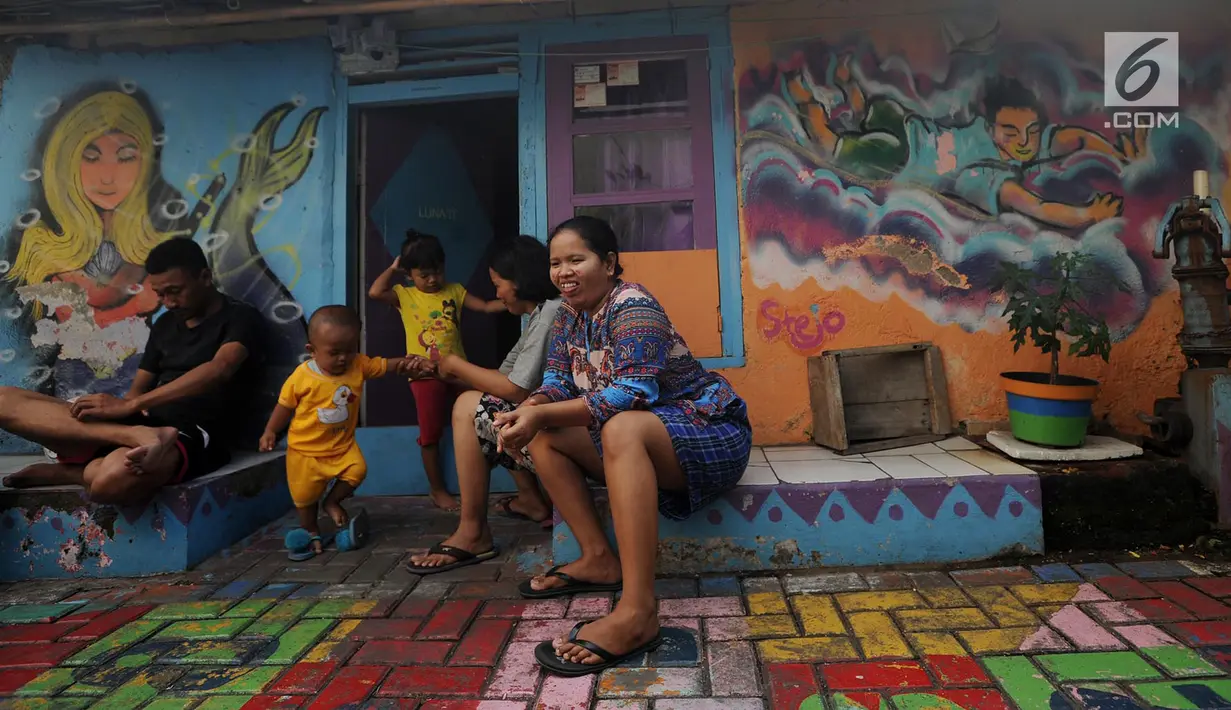 Kondisi rumah warga di Kampung Bekelir, Jalan Perintis Kemerdekaan, Kota Tangerang, Banten, Selasa (17/4). Kampung Bekelir disulap menjadi kampung warna-warni dengan gambar mural/grafiti. (Merdeka.com/Arie Basuki)