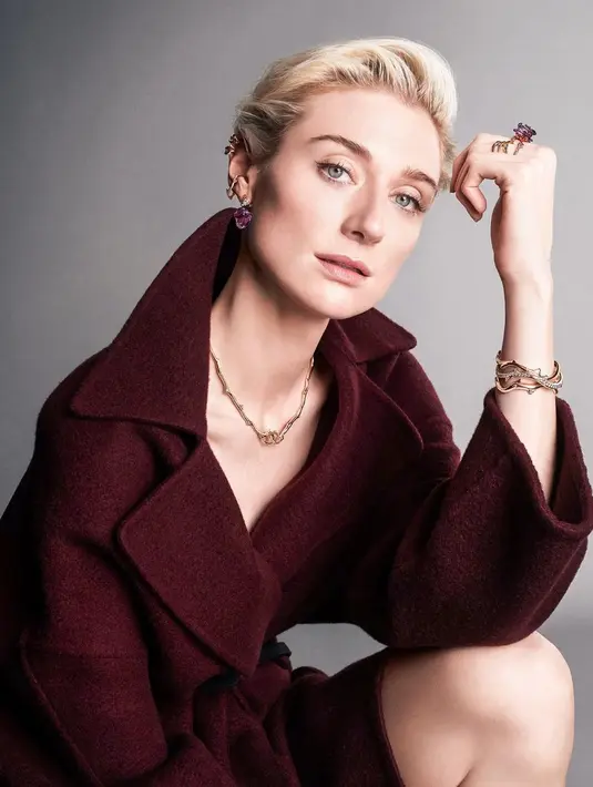 Rupanya Elizabeth Debicki menjadi salah satu wajah Dior. Di salah satu campaign, Debicki tata rambutnya dengan look yang lebih edgy. Ia mengenakan coat tebal berwarna marun. [@elizabethdebickinators]