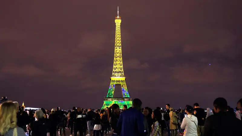 Keren, Menara Eiffel Berhias Cahaya Warna-warni