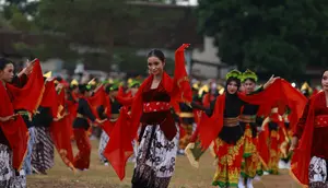 Ribuan penari ikuti Atraksi Kolosal Seribu Penari di Desa Yosomulyo Banyuwangi (Istimewa)