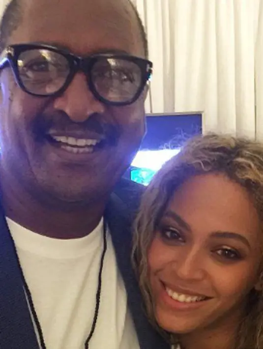Tak lupa juga, Beyonce berfoto selfie bersama Mathew Knowles. Foto tersebut di unggah ke akun instagram milik Beyonce. (viainstagram@beyonceknowles/Bintang.com)