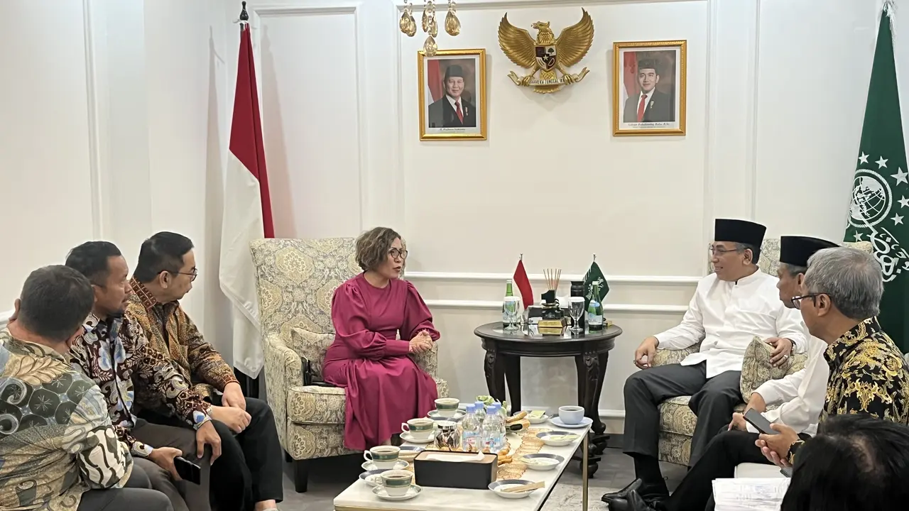 Jajaran pimpinan dari PT Surya Citra Media (SCM) dan PT Elang Mahkota Teknologi (Emtek Group) melakukan silaturahmi ke Kantor Pengurus Besar Nahdlatul Ulama (PBNU) di Jalan Kramat Raya, Senen, Jakarta Pusat, Selasa (21/1/2025).