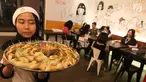 Pramusaji membawa makanan Jepang, vegetable bao di rumah makan Yoisho Ramen, Jakarta Selatan. Rumah makan yang berada di kawasan Gunawarman ini menyajikan menu ramen otentik. (Liputan6.com/Fery Pradolo)