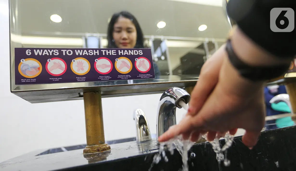 Stiker cara membersihkan tangan ditempel di kaca toilet wanita Lippo Malls Puri, Jakarta, Jumat (06/3/2020). Selain meningkatkan kebersihan mall ini juga menyediakan hand sanitizer atau cairan pembersih tangan di beberapa titik yang terjangkau pengunjung. (Liputan6.com/Fery Pradolo)
