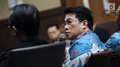 Kakak terdakwa korupsi e-KTP Andi Narogong, Dedi Priyono menjadi saksi sidang lanjutan dugaan korupsi e-KTP dengan terdakwa Setya Novanto di Pengadilan Tipikor, Jakarta, Senin (5/2). Sidang menghadirkan tiga saksi. (Liputan6.com/Helmi Fithriansyah)