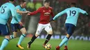 Pemain Manchester United Luke Shaw berebut bola dengan pemain AFC Bournemouth, Junior Stanislas pada lanjutan laga Premier League di Old Trafford, Rabu (13/12). Romelu Lukaku menjadi penentu kemenangan dengan skor 1-0 itu. (Oli SCARFF / AFP)