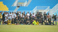 Pemain dan ofisial Persijap Jepara berfoto bersama setelah memastikan tiket play-off promosi Liga 1 musim depan. Persijap menang 1-0 atas Persela Lamongan dalam lanjutan laga terakhir Grup Y di Stadion Gelora Delta Sidoarjo, Rabu (19/2/2025) pagi WIB. (Bola.com/Aditya Wany)