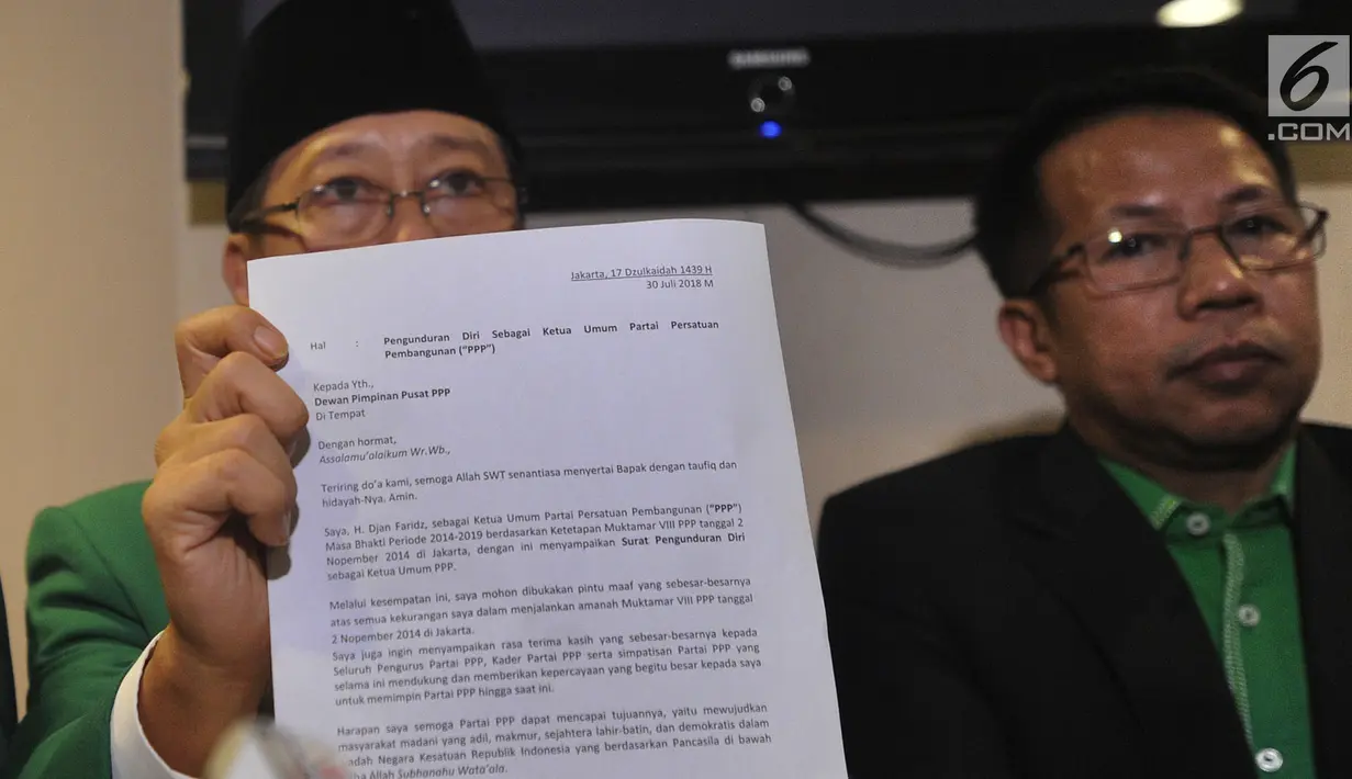 Wakil Ketua Umum PPP Muktamar Jakarta Humphrey Djemat (kiri) didampingi pengurus DPP PPP Muktamar menujukkan surat pengunduran diri Ketua Umum Djan Faridz saat konpers di Jakarta, Senin (30/7). (Merdeka.com/Arie Basuki)