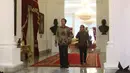 Presiden Joko Widodo didampingi Mensesneg Pratikno bersiap menerima kedatangan Siti Aisyah dan keluarga di Istana Merdeka, Jakarta, Selasa (12/3). Siti dibebaskan dari dakwaan hukum kasus pembunuhan Kim Jong Nam. (Liputan6.com/Angga Yuniar)