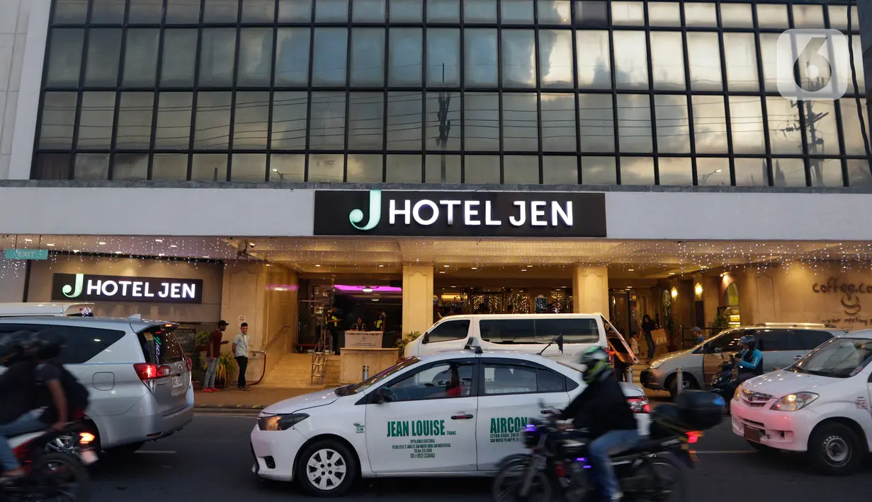 Suasana di luar tempat Timnas Indonesia U-22 menginap di Hotel Jen Manila by Shangri-La yang terletak di daerah Pasay, Sabtu (23/11/2019). Hotel bintang 4 tersebut akan menjadi tempat menginap tim Garuda Muda selama ajang SEA Games 2019. (Bola.com/ M Iqbal Ichsan)