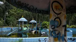 Seluncuran air telantar di Taman Air Ho Thuy Tien yang telah lama ditinggalkan di kota Hue, Vietnam pada 27 April 2019. Taman Air yang dibangun dengan biaya sekitar Rp 43 miliar ini tidak begitu berhasil menarik minat pengunjung, sehingga harus ditutup akibat merugi. (Manan VATSYAYANA/AFP)