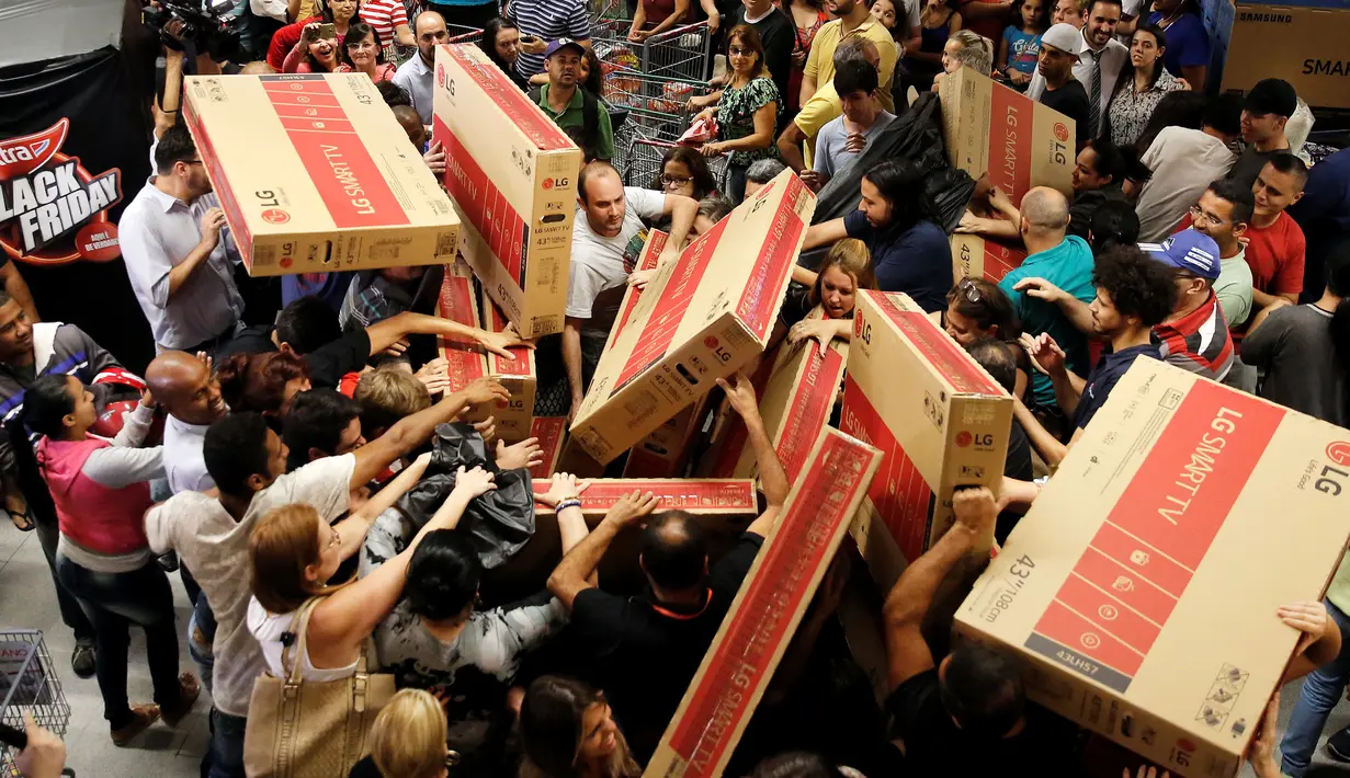 Pengunjung berebut televisi saat hari "Black Friday" di sebuah toko di Sao Paulo, Brasil, (24/11). Black Friday adalah tradisi hari belanja terbesar tahunan di Amerika yang berlangsung sehari setelah hari Thanksgiving. (REUTERS/Nacho Doce)