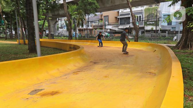 Pengunjung bermain skateboard di Taman Puring, Jakarta, Selasa (14/1/2020). Taman Puring juga menjadi Taman Grande yang berperan sebagai tempat transit serta mendukung ketersediaan Ruang Terbuka Hijau (RTH) di Jakarta. (Liputan6.com/Herman Zakharia)