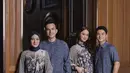 Cut Syifa menghadirkan nuansa feminin dan elegan dengan gamis printed berbahan silk. Perpaduan gamis bermotif dengan hijab polos warna senada menciptakan tampilan yang harmonis dan menawan. [@cutsyifaa].