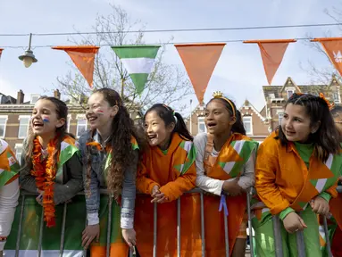 Reaksi anak-anak saat menunggu kedatangan Raja Belanda Willem-Alexander, Ratu Maxima, Putri Amalia dan Putri Ariane saat perayaan Hari Raja di Rotterdam, pada 27 April 2023. (Robin van Lonkhuijsen/ANP/AFP)