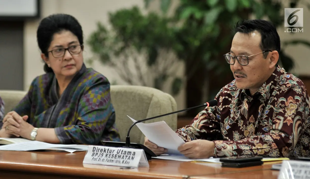 Menkes Nila Moeloek dan Dirut BPJS Kesehatan Fachmi Idris saat konpers di gedung Kemenkes, Jakarta, Senin (7/1). Konpers membahas terkait pemutusan kerjasama antara rumah sakit yang belum terakreditasi dan BPJS Kesehatan. (Merdeka.com/Iqbal S. Nugroho)