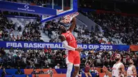 Pebasket Kanada, RJ Barrett melakukan slam dunk pada laga kedua Grup H Piala Dunia FIBA 2023 di Indonesia Arena, Senayan, Jakarta, Minggu (27/08/2023). (Bola.com/Bagaskara Lazuardi)