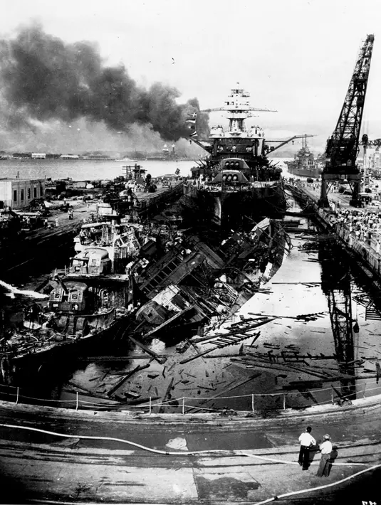 Suasana usai penyerangan udara Jepang di Pearl Harbor, Hawaii, AS 7 Desember 1941. Dalam serangan udara tersebut, Jepang merusak delapan kapal perang dan 188 pesawat tempur AS. (Reuters/U.S Navy)