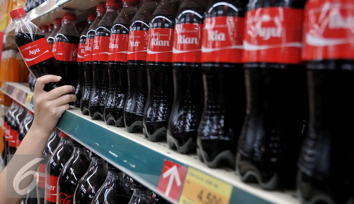 Gerai minuman Coca cola dengan kemasan baru di Gandaria City, Jakarta, Senin (10/8/2015). Coca cola menempatkan nama populer di Indonesia pada kemasannya yang merupakan bentuk kampanye global 'Share A Coke'. (Liputan6.com/JohanTallo)