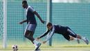 Gelandang Timnas Prancis Paul Pogba dan Antoine Griezmann saat mengikuti sesi latihan di Glebovets, Rusia, (12/7). Prancis akan bertanding melawan Kroasia pada babak Final Piala Dunia 2018. (AP Photo / David Vincent)