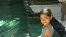 Lucunya Angeline saat bermain di kolam. Tak ada yang menyangka, bocah lucu dan cantik ini harus meninggal dengan cara yang tragis. (Facebook.com/Find Angeline - Bali's Missing Child)