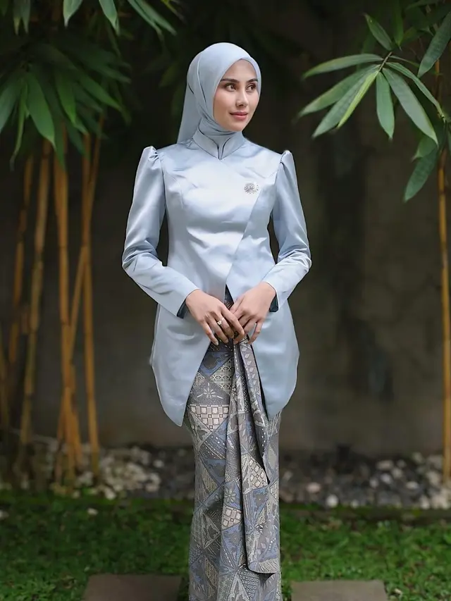 6 Potret Detail Kebaya Modern Syahnaz Sadiqah di Hari Jadi ke-18 Kab. Bandung Barat