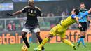 Aksi pemain Juventus, Paul Pogba, saat melewat hadangan pemain Chievo, Dario Dainelli, dalam lanjutan Serie A Italia di Stadion Marc'Antonio Bentegodi, Minggu (31/1/2016). (AFP/Giuseppe Cacace)