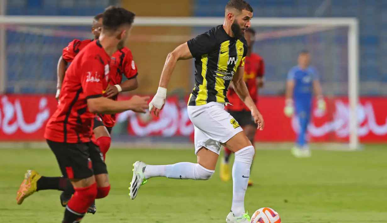 Al Ittihad yang bertindak sebagai tim tamu berhasil membuka keunggulan lebih dulu. (Fayez NURELDINE / AFP)
