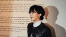 G-Dragon adalah se;eb Korea yang paling awal bergabung sebagai brand ambassador Chanel. Dalam event ini, dia mengenakan kemeja putih yang dipadukan dengan jaket kulit hitam. (Foto: Instagram/ xxxibgdrgn)