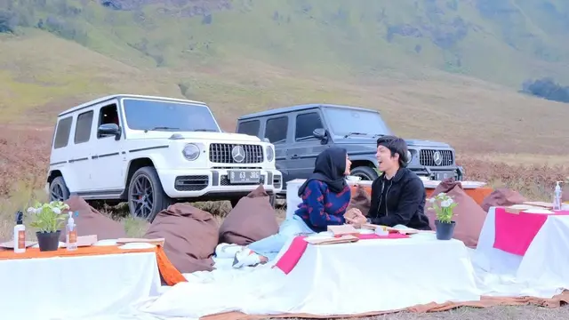 7 Potret Aurel Hermansyah dan Atta Halilintar Berlibur ke Gunung Bromo, Mesra Banget