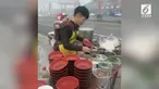Seorang pria yang menjual makanan sambil menggendong anaknya viral di media sosial.