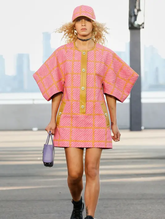 Koleksi yang dirancang langsung oleh Stuart Vevers ini juga merupakan tribut untuk Creative Director pertama Coach Bonnie Cashin. Bonnie Cashin adalah pelopor tas ikonis turnlock, yang dalam koleksi ini dieksplorasi lagi dan disesuaikan dengan visi Stuart sendiri. Foto: Document/Coach.