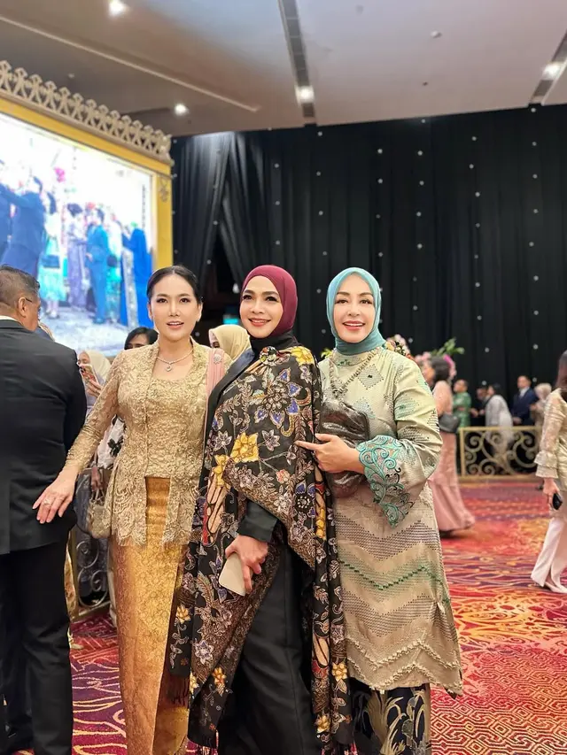 Chintami Atmanagara (paling kanan) dan Rieta Amilia (Foto: Instagram @chintamiatmanagara)