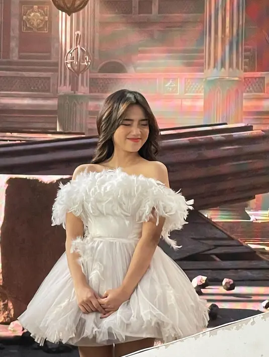 Meski tak banyak aksesori yang dikenakan, Fuji tetap terlihat memesona. Setuju nggak Sahabat Fimela? [fuji_an]